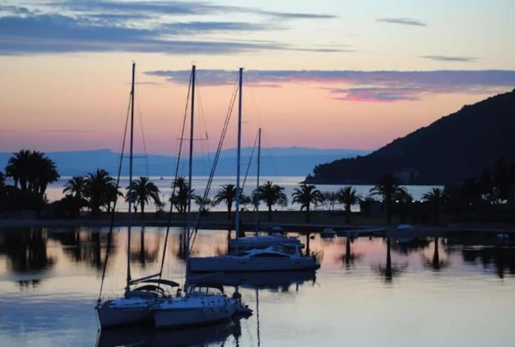 Luxury Across Ferry Port Apartment Vis