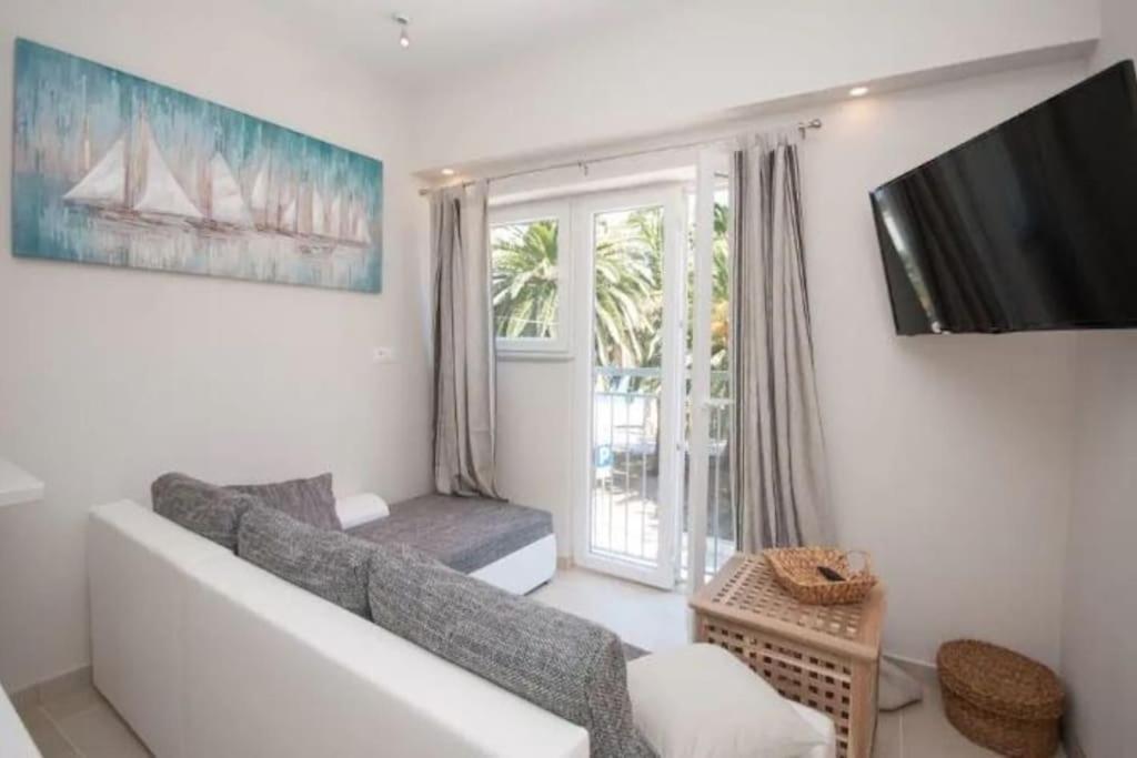 Luxury Across Ferry Port *