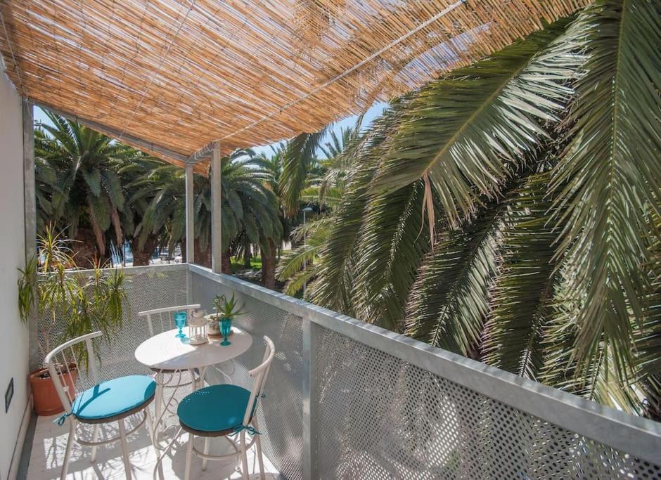Luxury Across Ferry Port * Vis