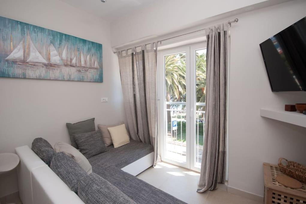 Luxury Across Ferry Port Apartment *
