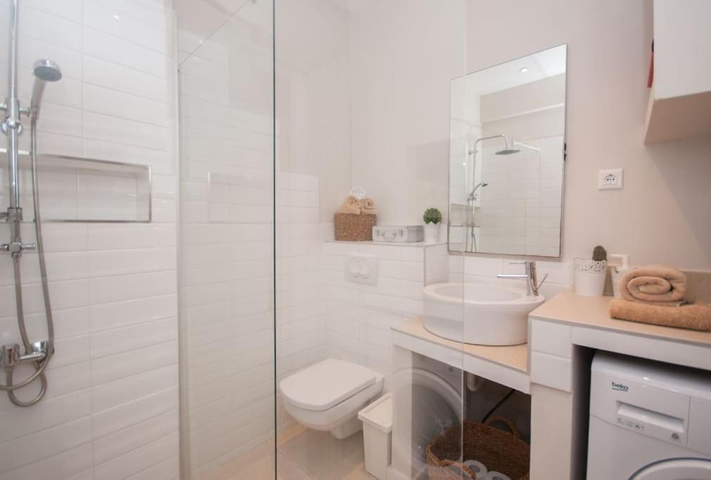 Apartment Luxury Across Ferry Port Vis