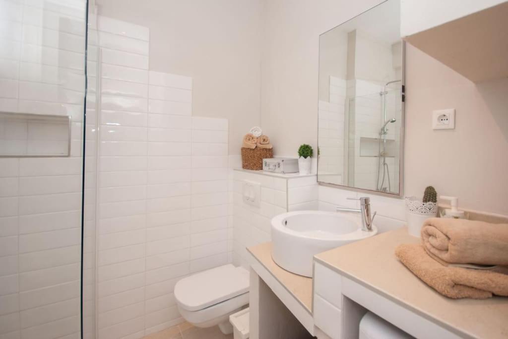 Luxury Across Ferry Port * Vis